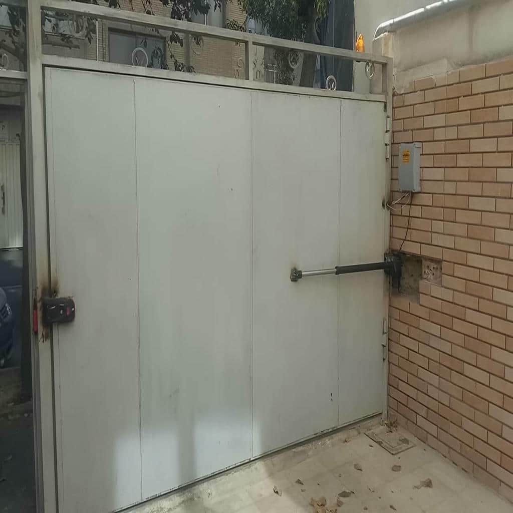 اپراتور درب پارکینگ با طراحی هماهنگ نمای ساختمان
