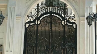 درب حیاط فلزی مدرن با طراحی ورودی ساختمان