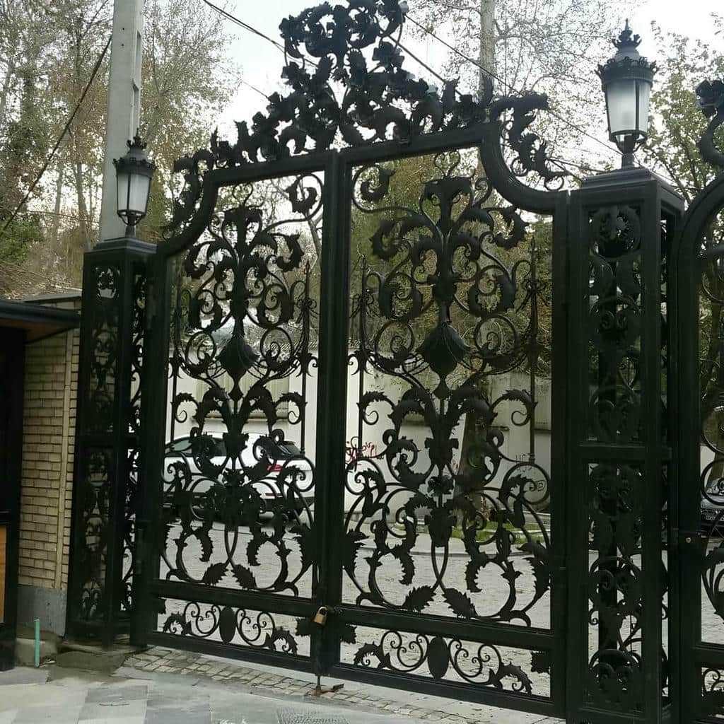 درب آهنی حیاط برای کنترل رفت و آمد