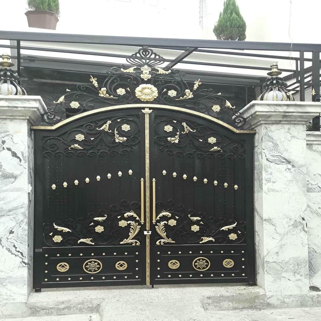 درب فلزی ویلایی با طراحی ورودی محوطه باغ