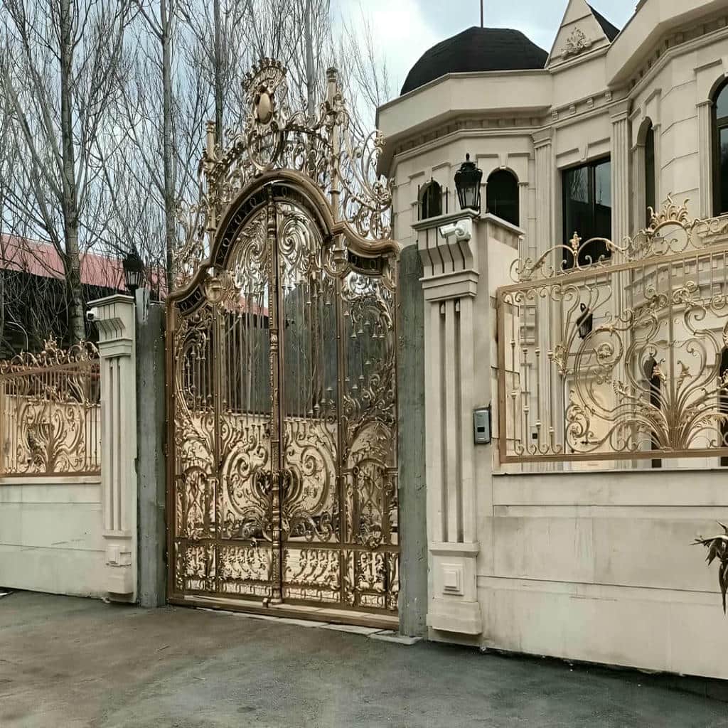 درب لوکس ویلا هماهنگ با نمای ساده