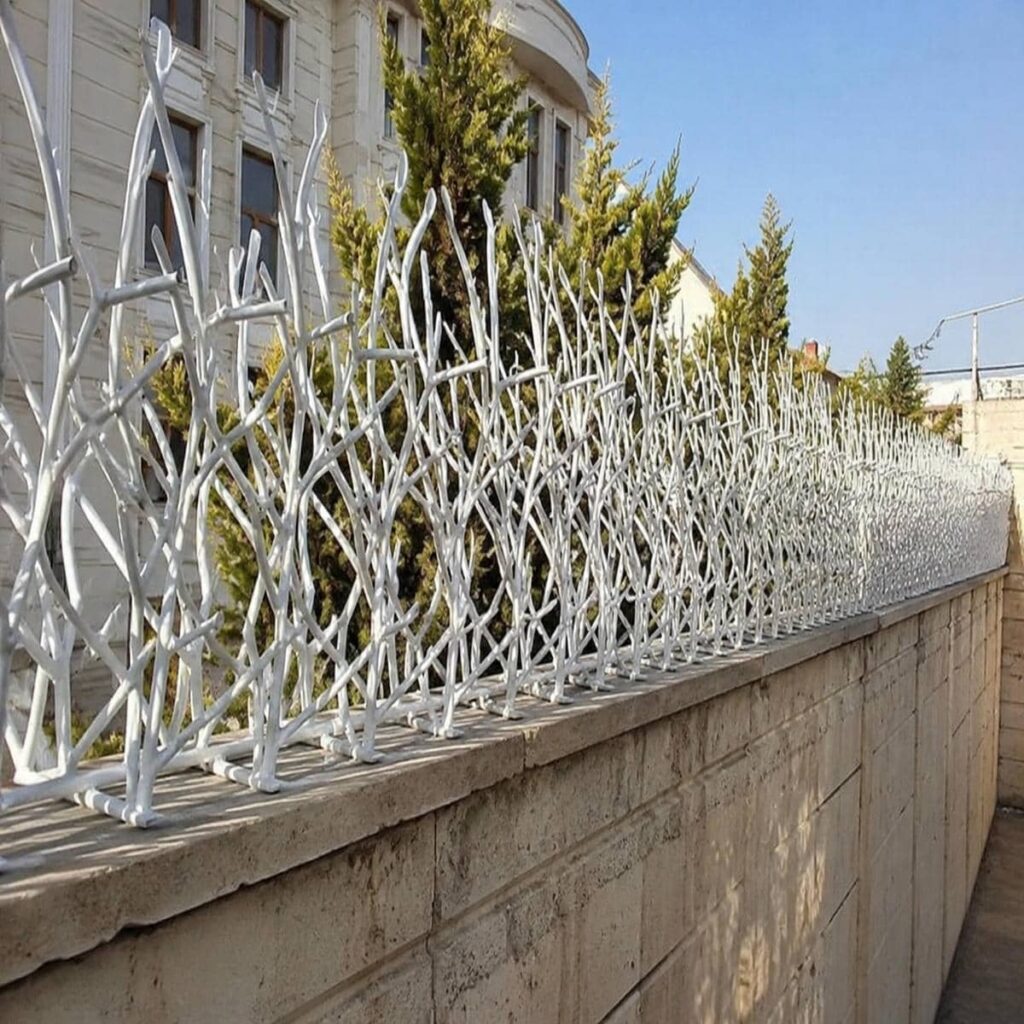حفاظ شاخ گوزنی دیوار محوطه باغ