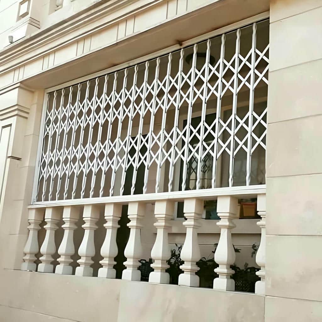 حفاظ پنجره فرفورژه متحرک با طراحی زیبا