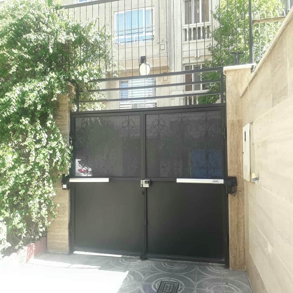 جک درب پارکینگ استان کرمان با مدل بازویی ورودی ساختمان