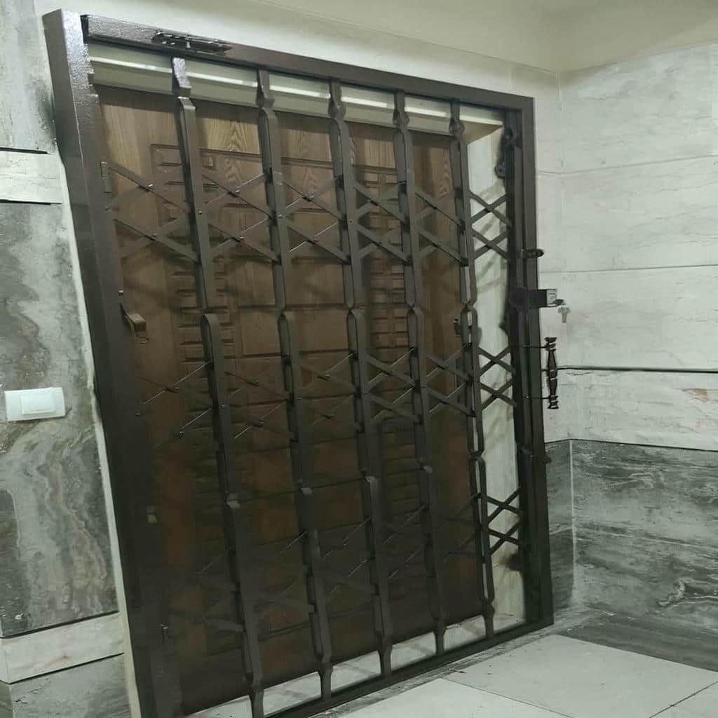 حفاظ آکاردئونی بوشهر در نمای ساختمان مسکونی