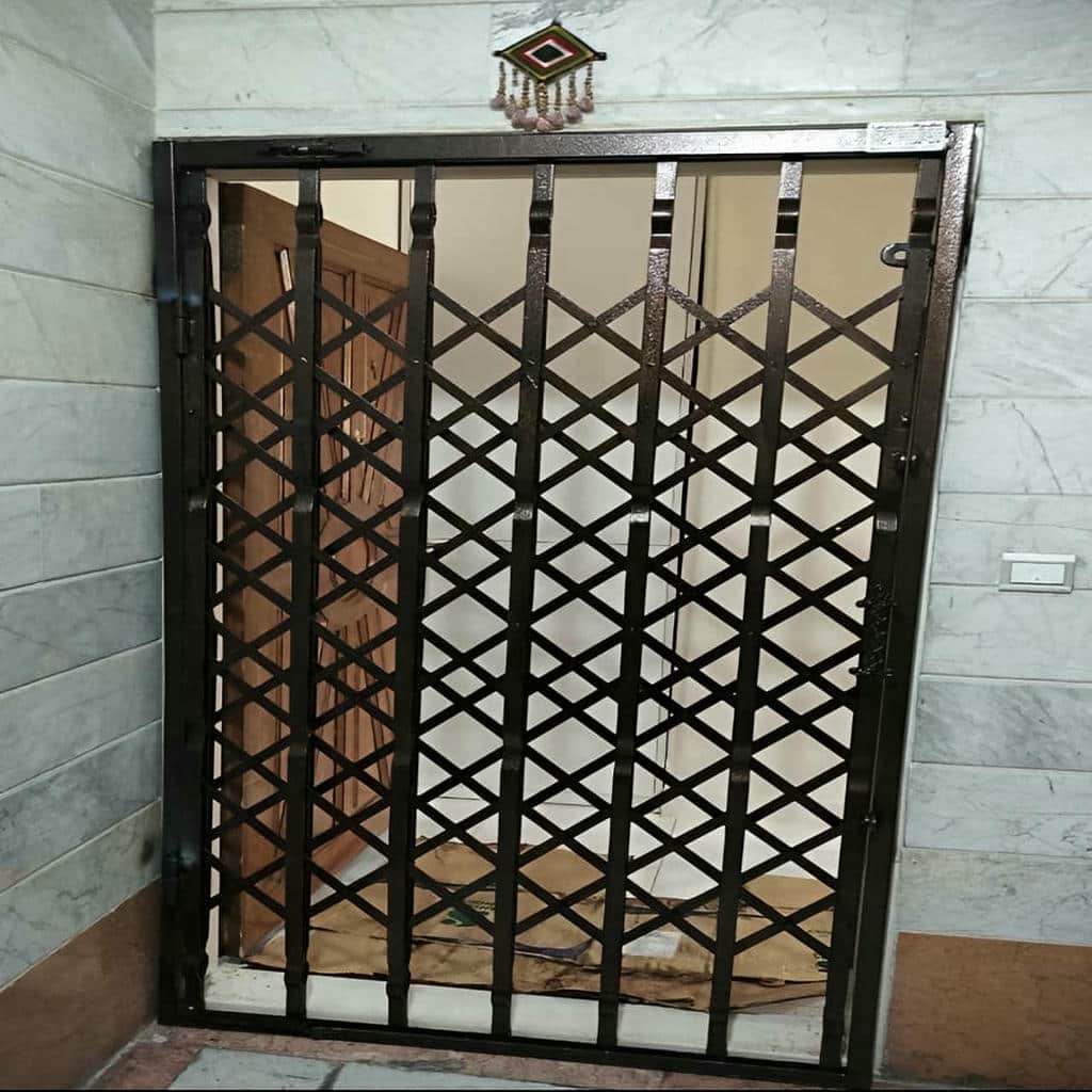 حفاظ درب آکاردئونی زنجان مدل مشبک فلزی