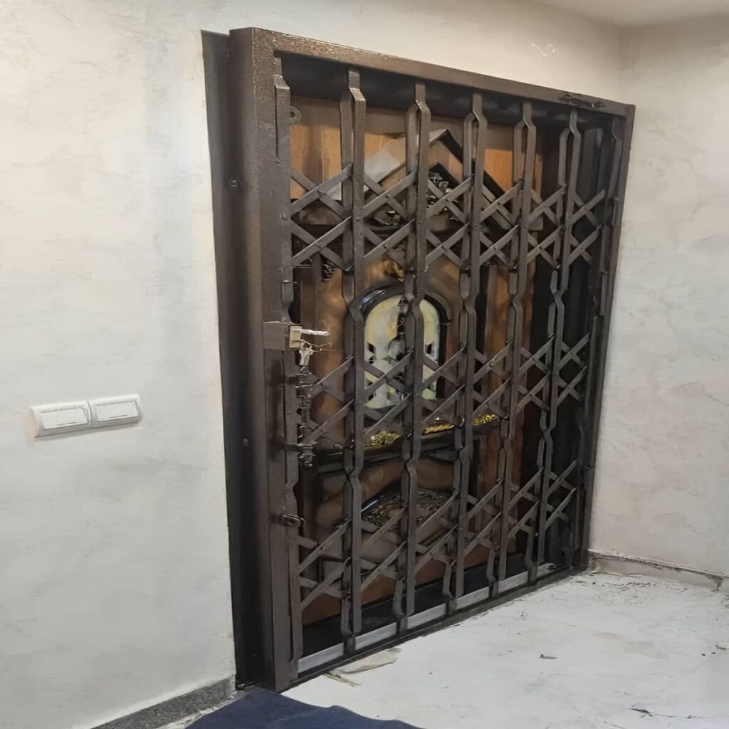 حفاظ درب آکاردئونی گرگان مدل فلزی مشکی