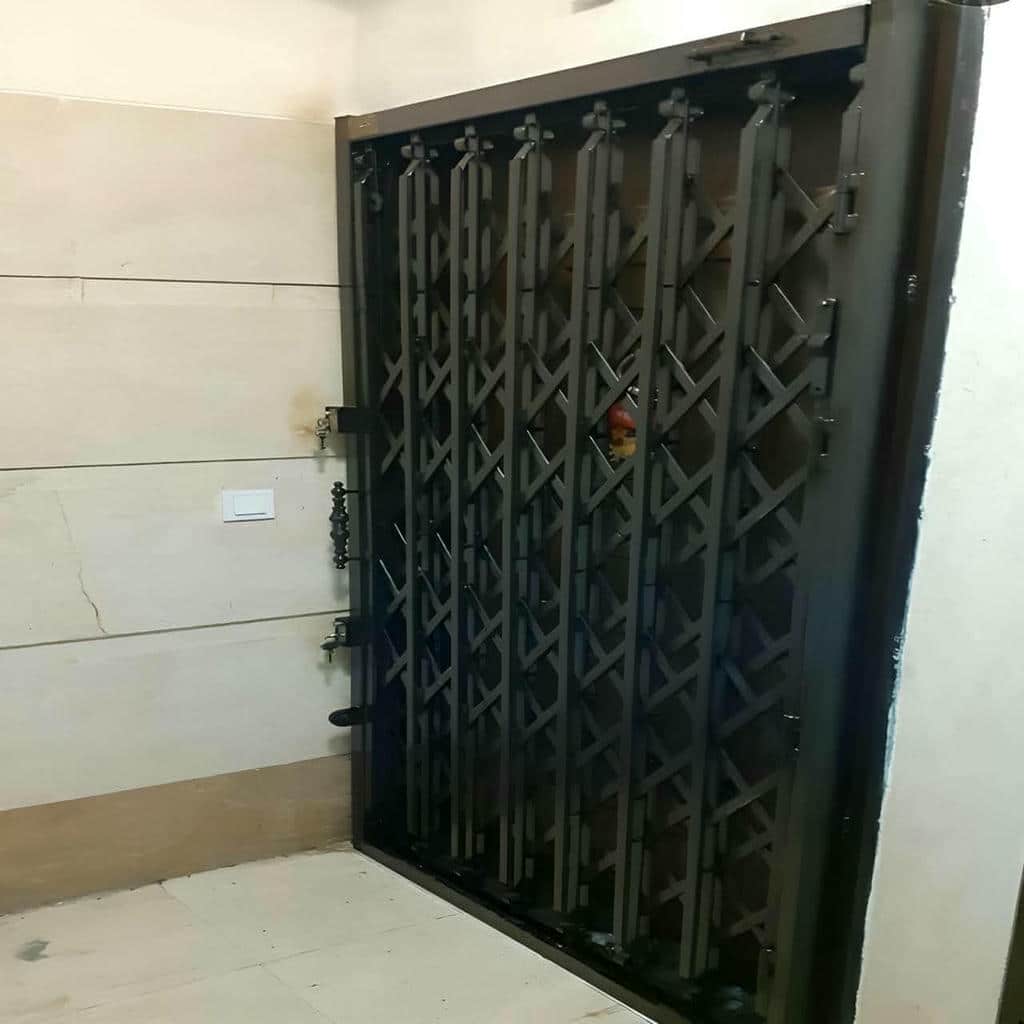 حفاظ درب آکاردئونی یزد با قفل مقاوم و طراحی تاشو