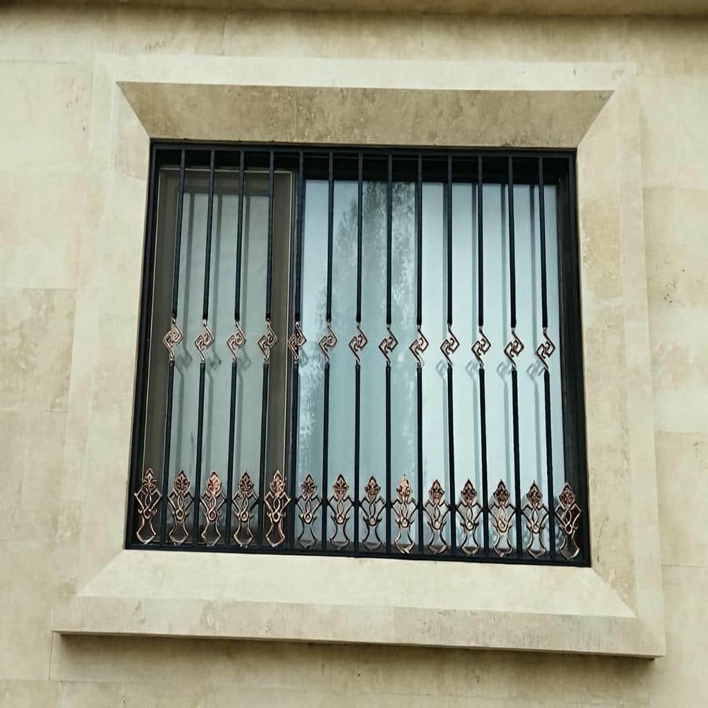 حفاظ پنجره فلزی بیرجند با طراحی ساده ساختمان