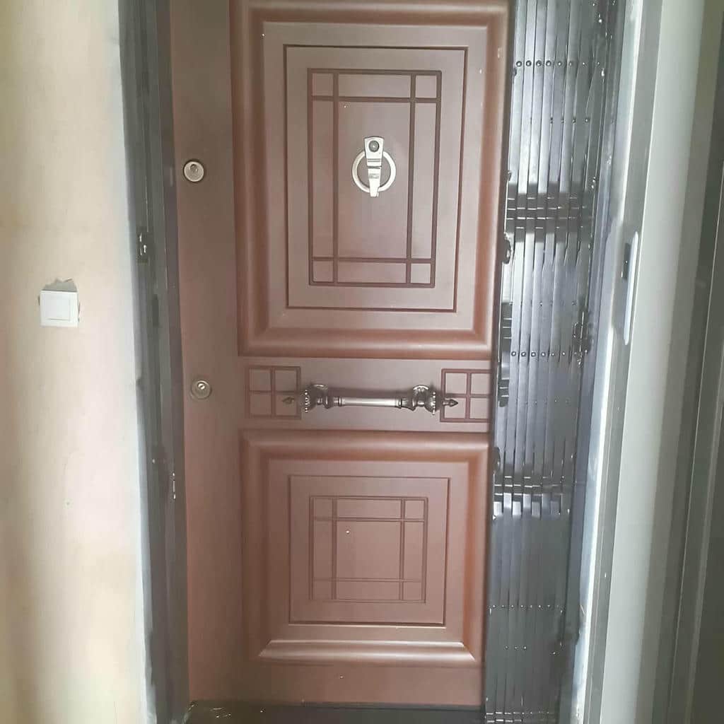 درب آکاردئونی فلزی با طراحی منظم