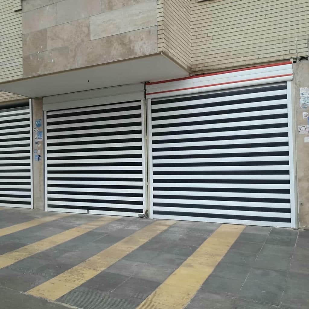 درب کرکره اتوماتیک نمای ساختمان سفید