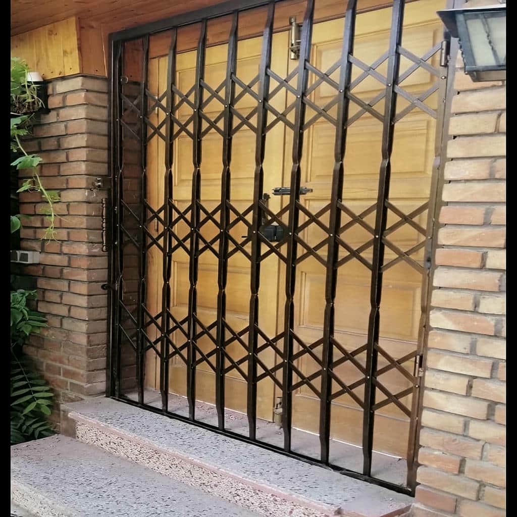 محافظ آکاردئونی نمای ورودی ساختمان