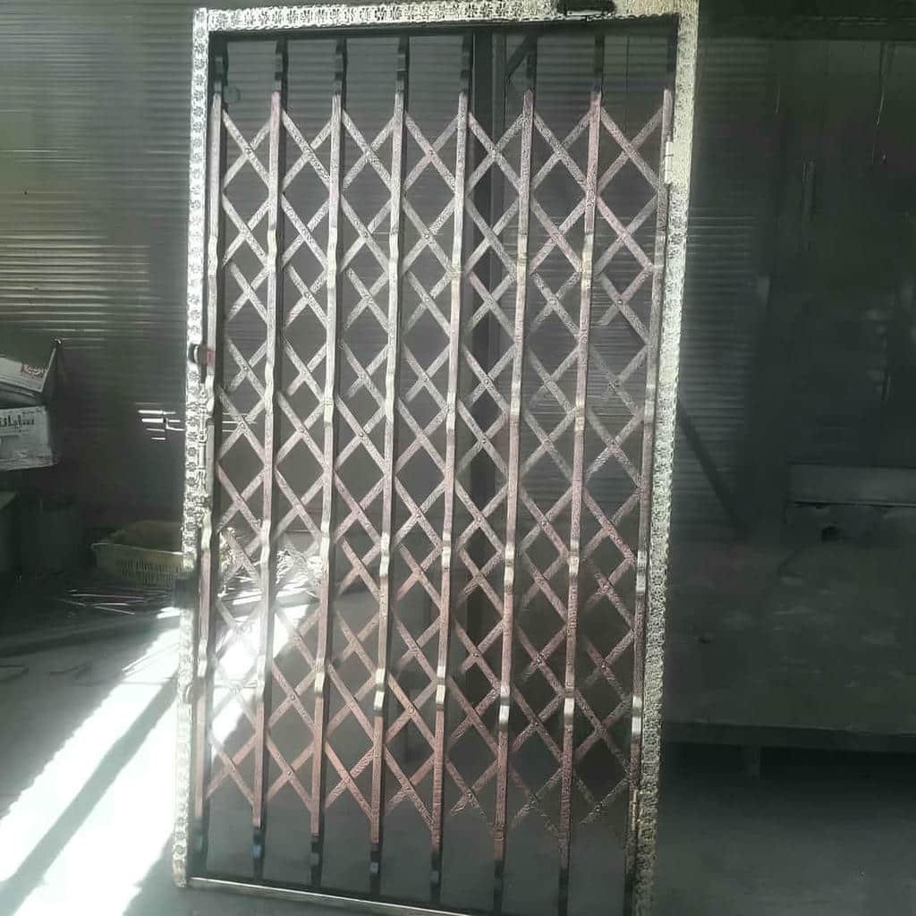 محافظ درب فلزی با قفل