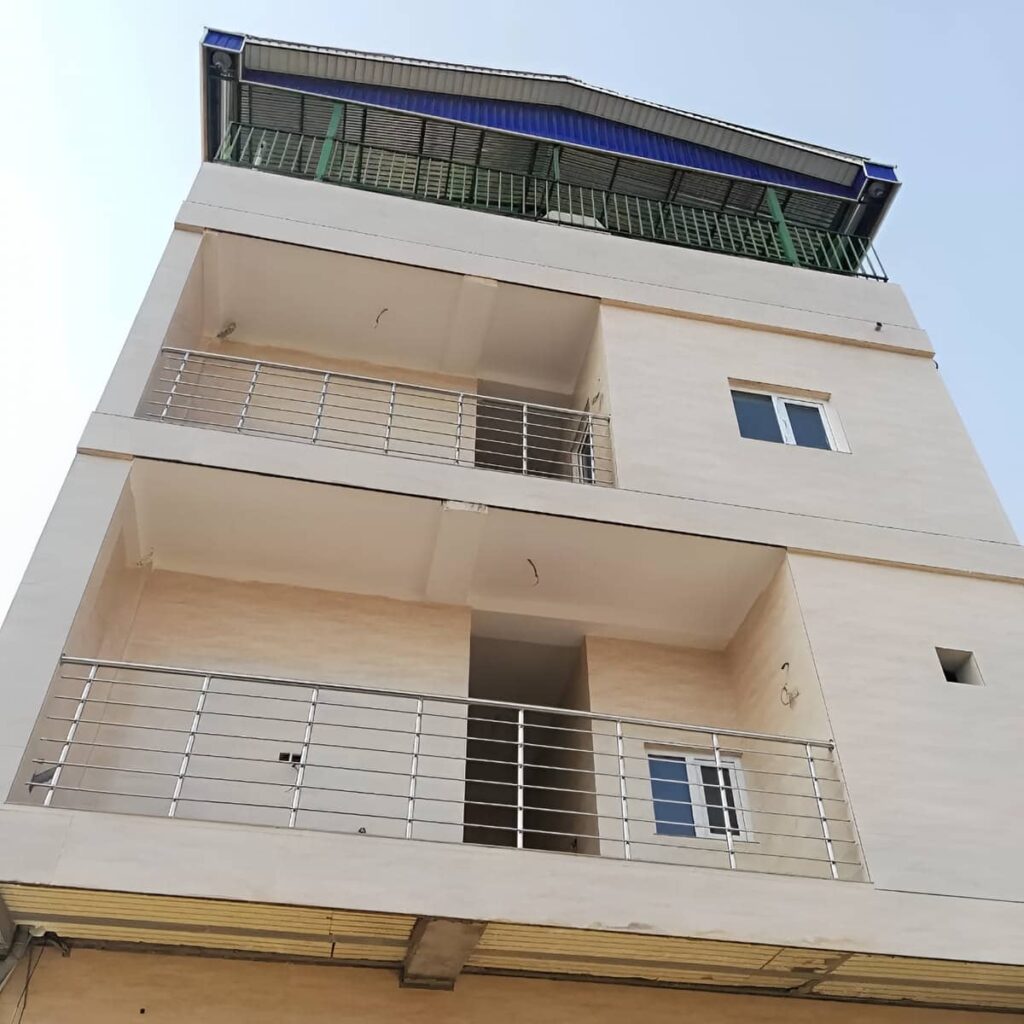 نرده استیل تراس ساختمان با ظاهر مدرن