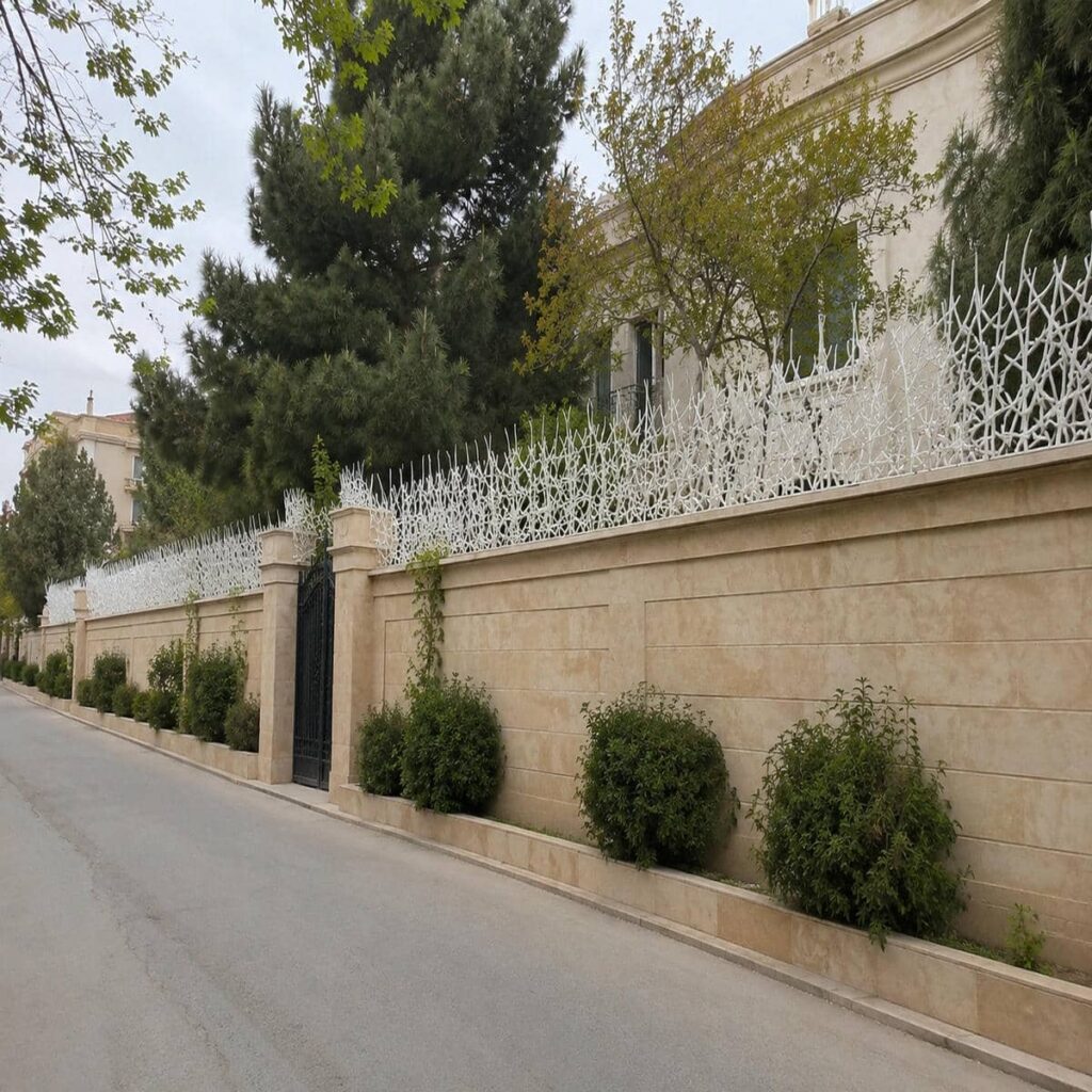 نرده روی دیوار با طراحی مقاوم