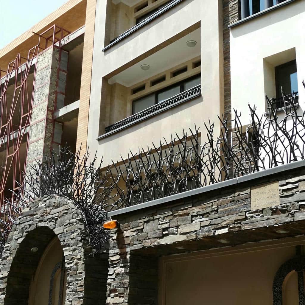 نرده روی دیوار با پوشش مقاوم