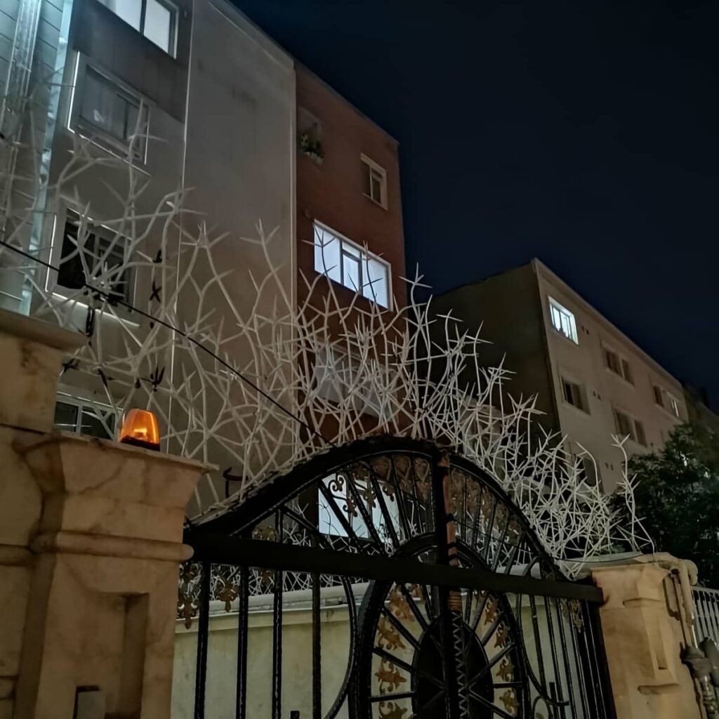 نرده روی دیوار فلزی محوطه