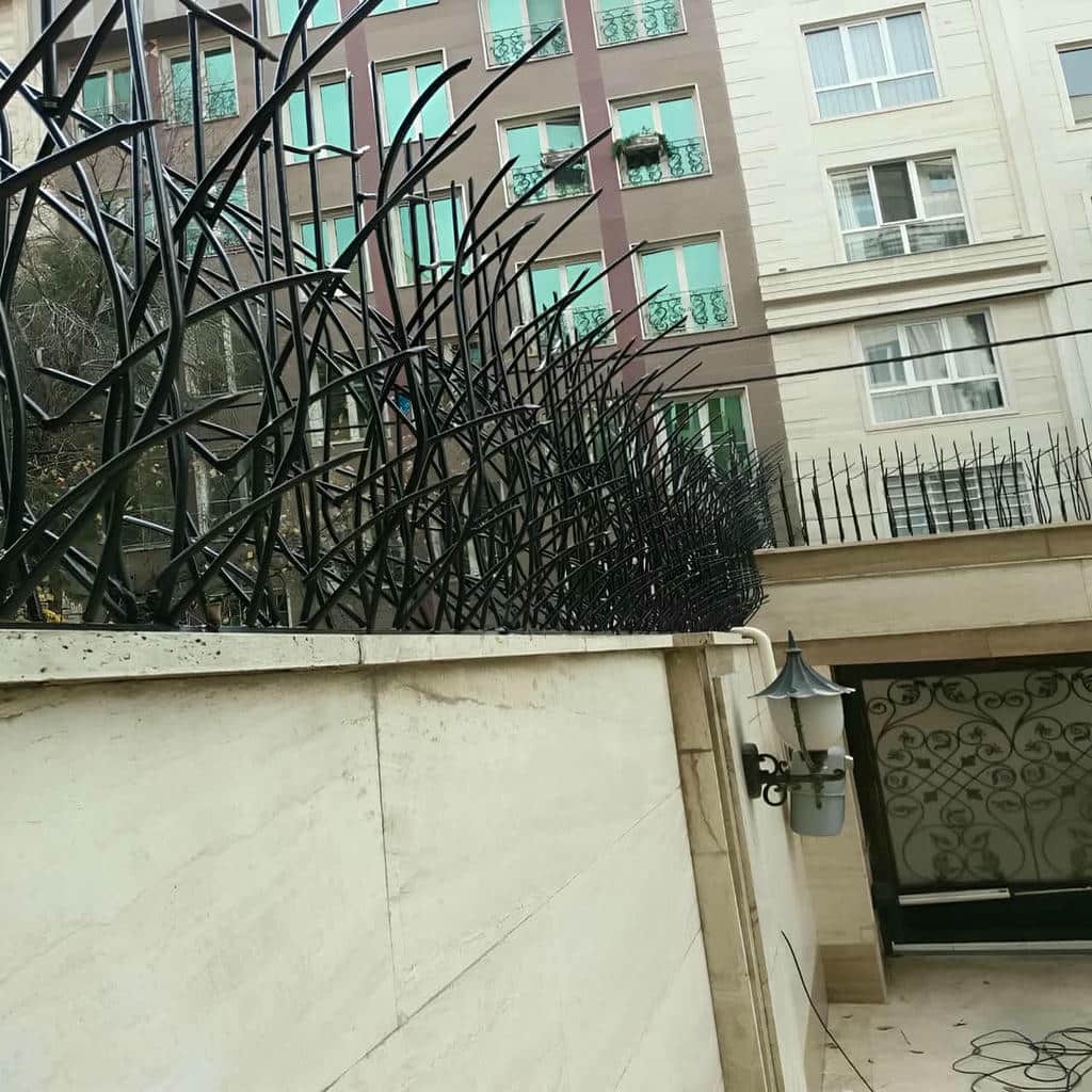 نرده روی دیوار فلزی نرده روی دیوار فلزی