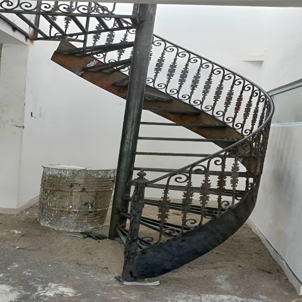 نرده فلزی هماهنگ با دکوراسیون