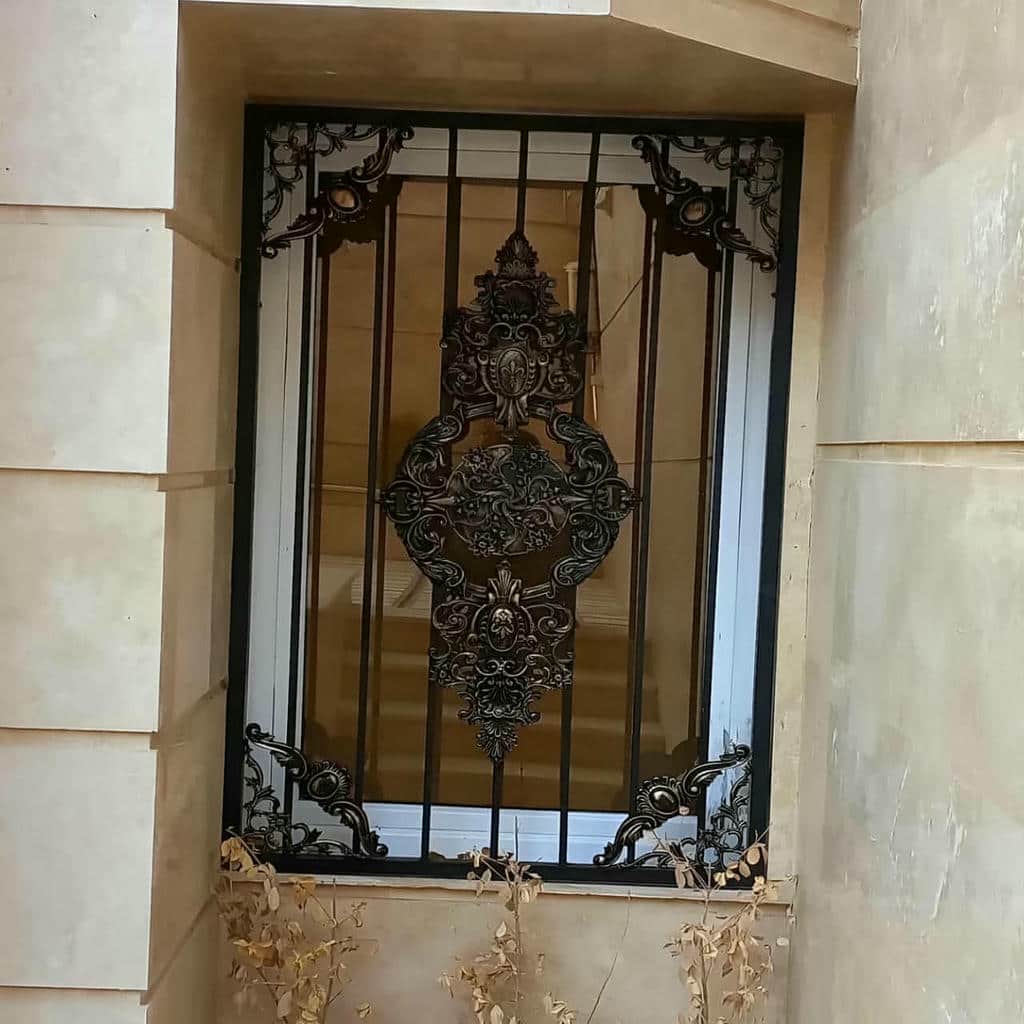 نرده پنجره آهنی ساختمان با طرح ساده