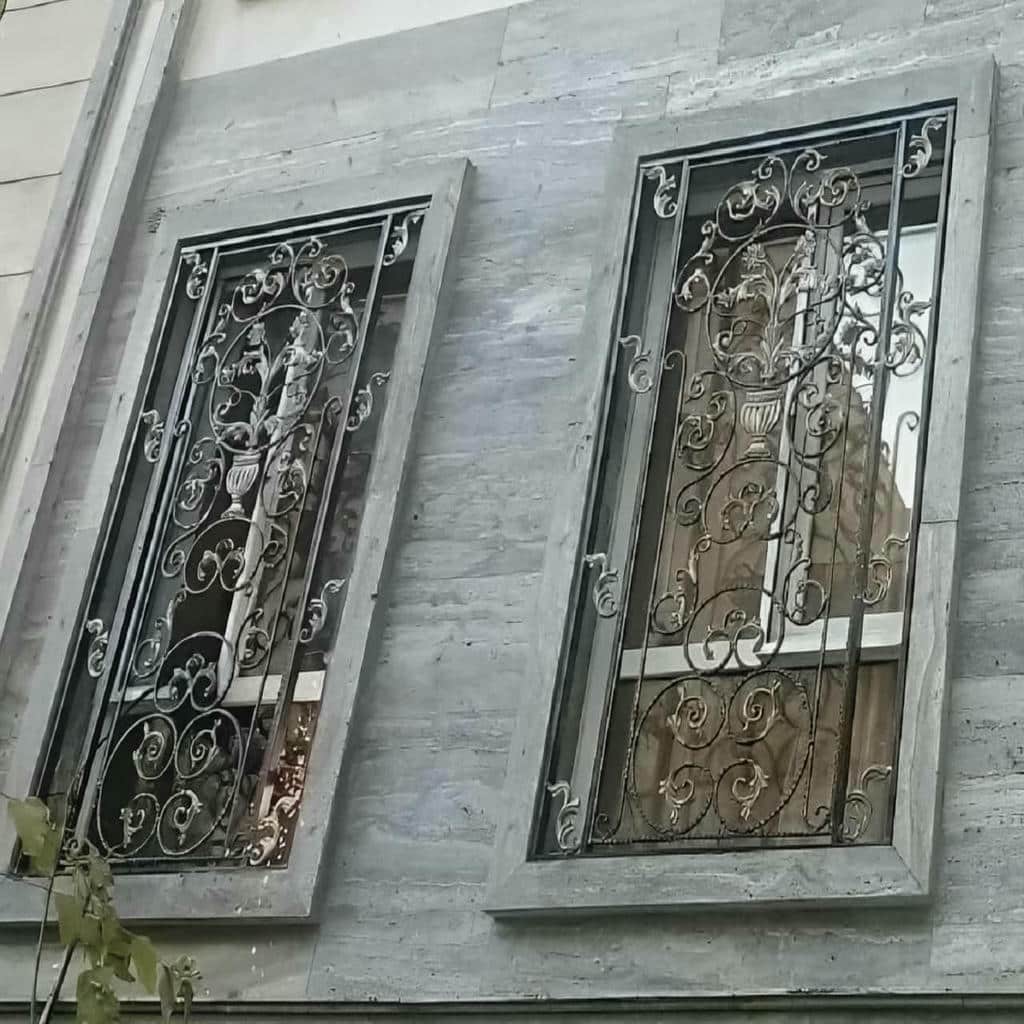 نرده پنجره آهنی ساختمان ساحلی