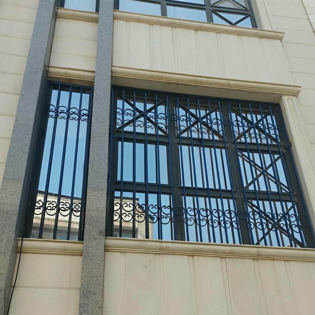 نرده پنجره آهنی مشکی ساختمان