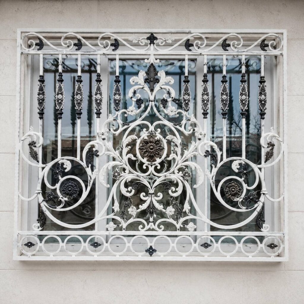 نرده پنجره فلزی ساختمان مسکونی
