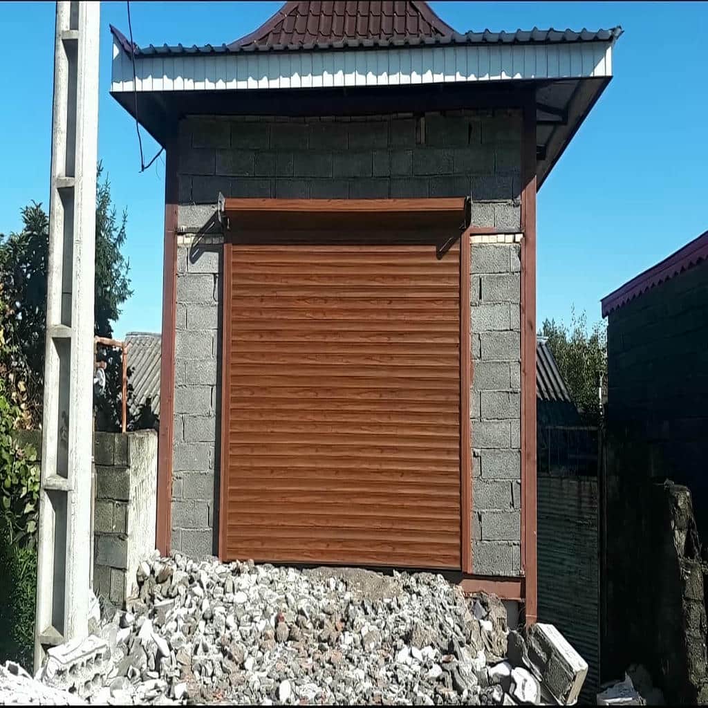 کرکره برقی فروشگاهی با رنگ هماهنگ نما