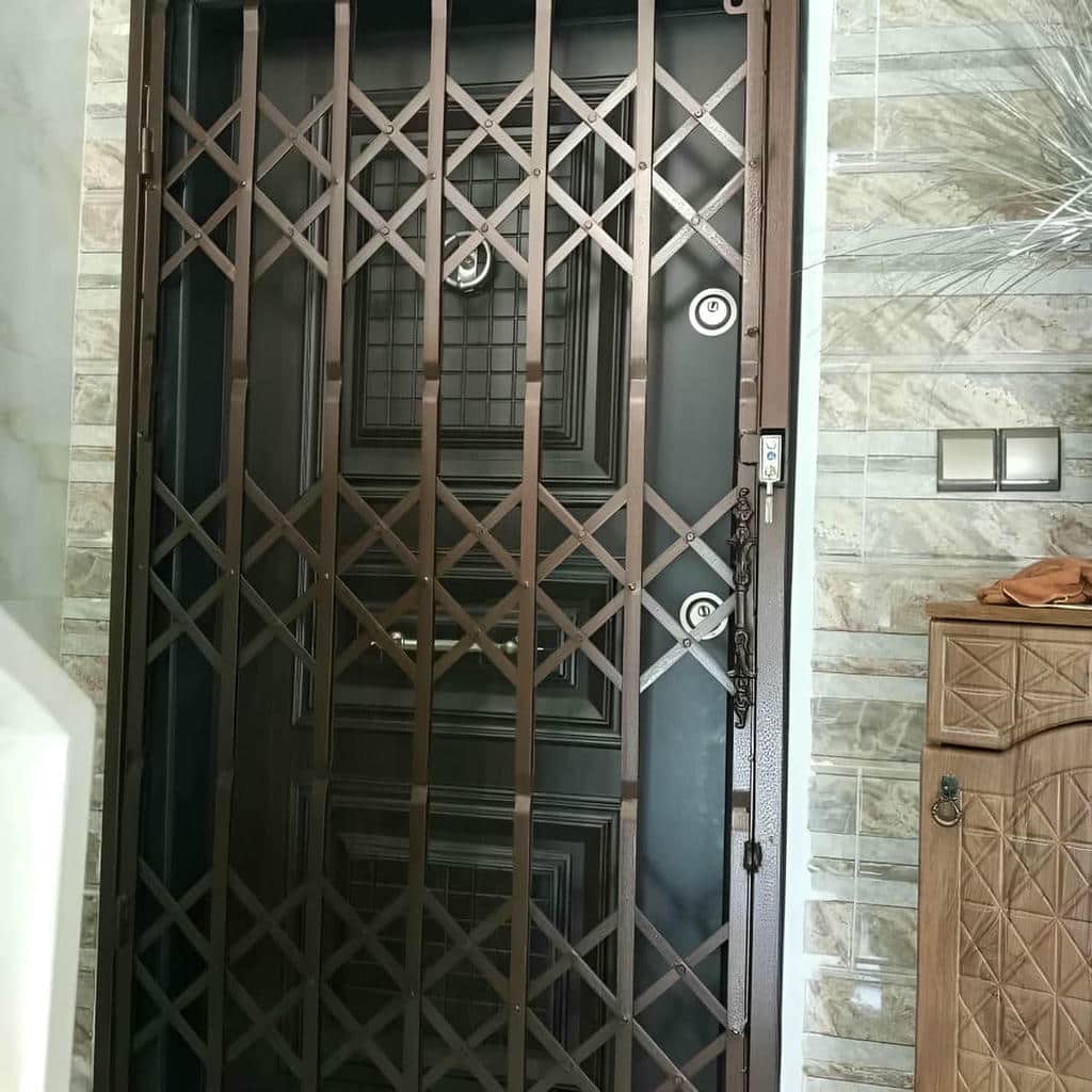 گارد آکاردئونی ورودی آپارتمان
