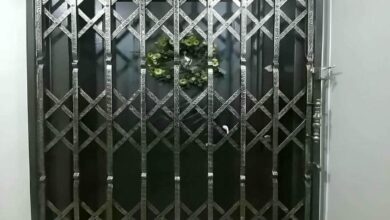 حفاظ درب آکاردئونی یزد با نمای فلزی ورودی ساختمان